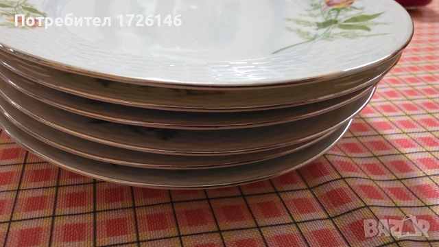 Порцеланови чинии със златен кант от Чехословакия - 6 броя , снимка 2 - Чинии - 54044948