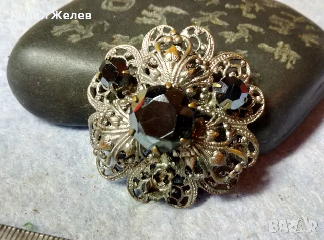 ШАРМАНТНА ФЛОРАЛНА СТАРИННА ПОСРЕБРЕНА МЕДНА АЖУРНА СКЪПОЦЕННА БРОШКА с ФАСЕТИРАН МАРКАЗИТ 48845