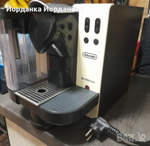 Кафе машина с капсули Delonghi , снимка 2 - Кафемашини - 53223957