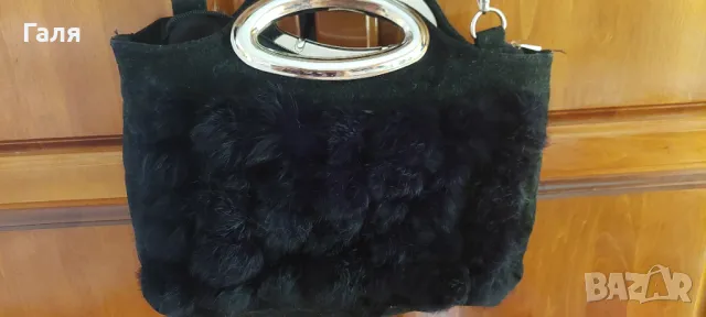 Черна чанта велур със заешки пух, снимка 3 - Чанти - 47401674