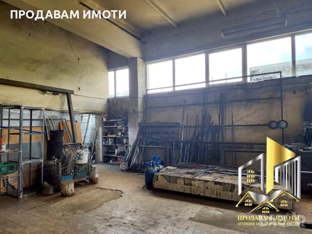 Продавам пром. помещение с 886 кв. м + 6174кв.м. двор, снимка 17 - Производствени сгради - 51191343
