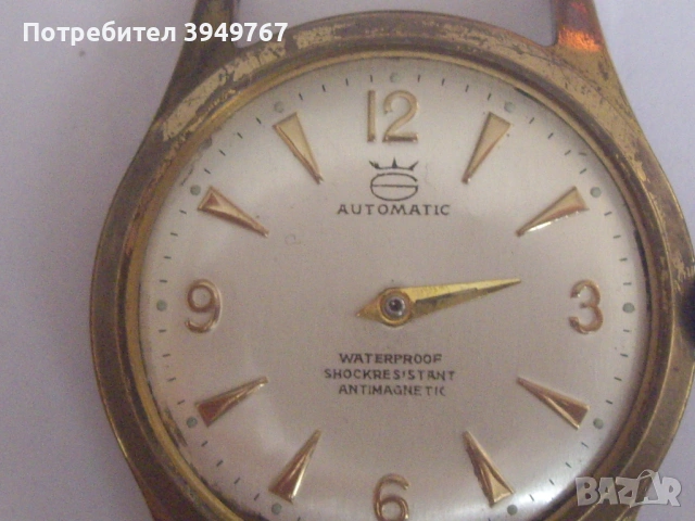 Стар мъжки механичен часовник.