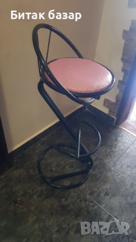 Продавам метален бар стол с тапицерия. 