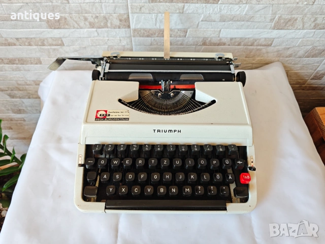 Стара пишеща машина Triumph de Luxe - 1970" год., снимка 2 - Антикварни и старинни предмети - 54363106