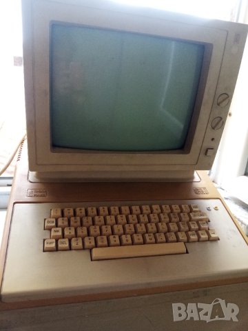 Правец 8 М с монитор стар ретро компютър
