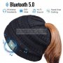 Зимна дамска шапка с вградени Bluetooth слушалки 