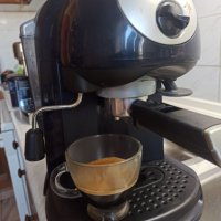 Кафемашина Делонги с ръкохватка с крема диск, работи отлично и прави хубаво кафе с каймак , снимка 2 - Кафемашини - 44422013