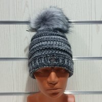 Нова дамска плетена шапка сив меланж с помпон/пух, снимка 3 - Шапки - 30963330