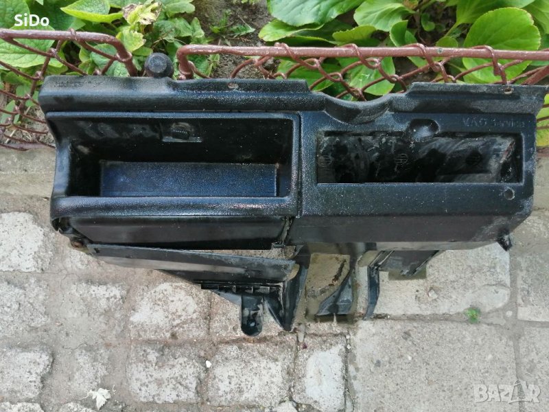 Оригинално барче под таблото без капаче на бушониерата от шофьорската страна за Голф 2! , снимка 1