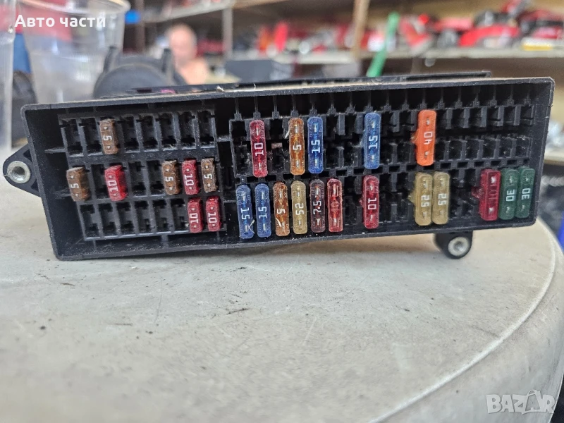 КУТИЯ С ПРЕДПАЗИТЕЛИ ЗА VOLKSWAGEN TOURAN 2003 1T2970076 C4, снимка 1