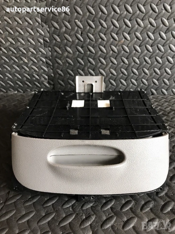 Държач за чаша на предното долно централно табло за KIA Carnival 2006–2010, 84620-4D800, снимка 1