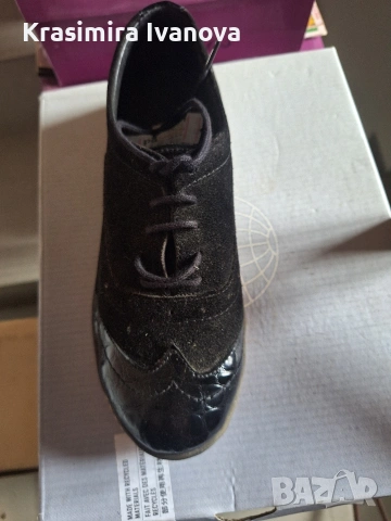 нови обувки естествен велур и лак 
