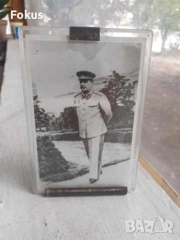 Стара снимка на Сталин в стъклена рамка