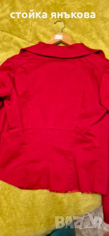 Продавам дамско червено сако, снимка 5 - Сака - 50597380
