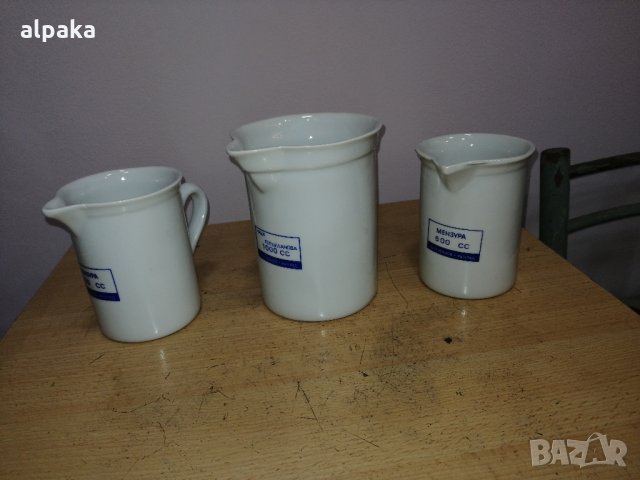 Продавам порцеланови мензори с вместимост 0,5 и 1литър