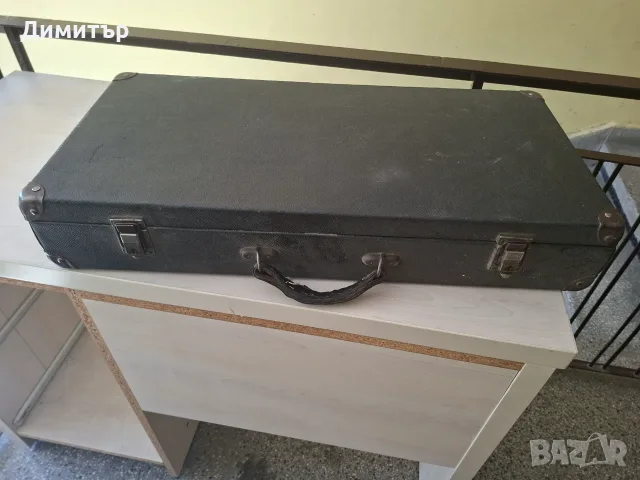 Стар куфар за мандолина. 