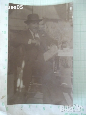 Снимка на седнал мъж на стол стара