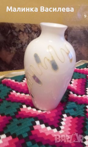 Ваза в млечно бяла
