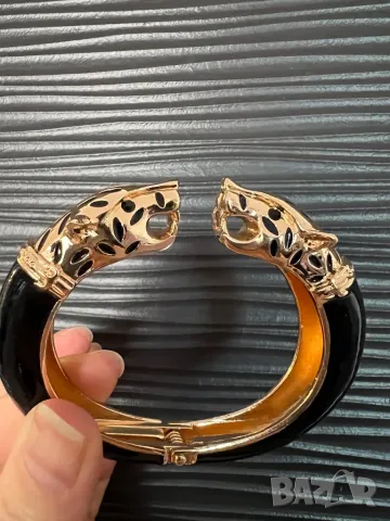 Елегантна гривна Cartier тип белезник, снимка 4 - Гривни - 49614293