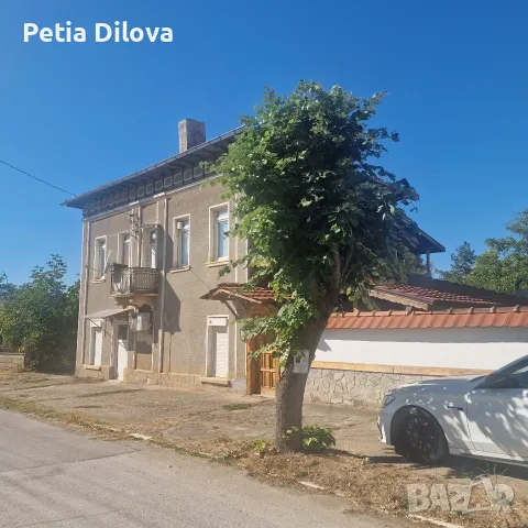 Собственик:  Просторна двуетажна къща в центъра на тихо подбалканско село