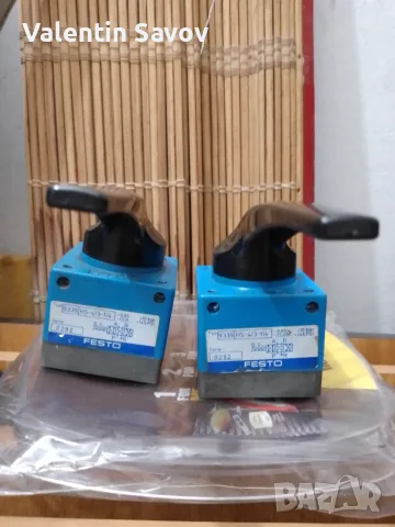 Продавам 2 броя пневматични ръчни разпределители FESTO 9339/HS-4/3-1/4