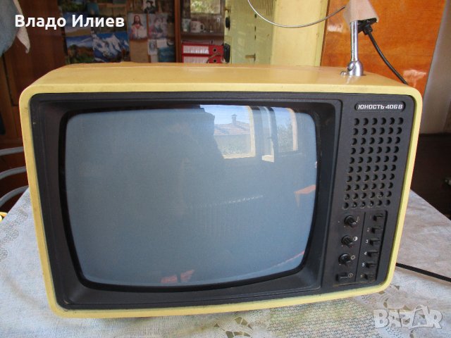Телевизор Юность работещ с нов кинескоп и аксесоари -микрофон ,слушалки,лампа неупотребявани