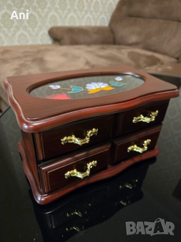 Музикална кутия/ бижутерка 