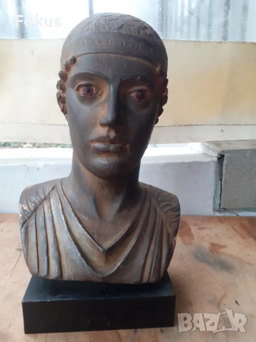 Стар гипсов патиниран бюст на Колесничаря от Делхи - реплика