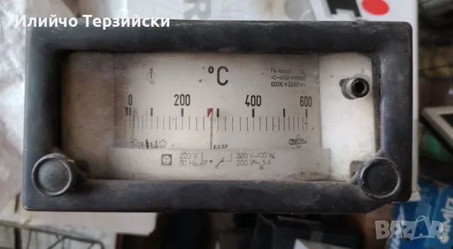 Стар аналогов термометър за панелен монтаж 0-600 °C