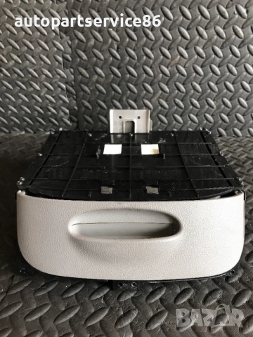 Държач за чаша на предното долно централно табло за KIA Carnival 2006–2010, 84620-4D800