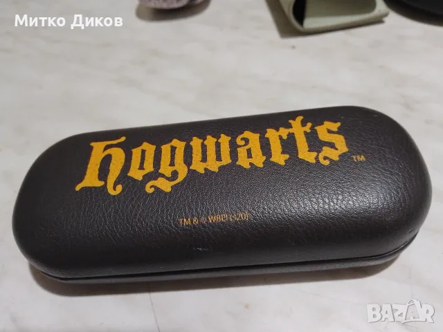 твърд калъф за очила с дизайн на Хари Потър и жълт надпис „Hogwarts“с кърпичка