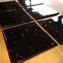 Комплект луксозни подложки за сервиране (coasters) textured glass черни с бронзови люспи, снимка 1