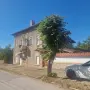 Собственик:  Просторна двуетажна къща в центъра на тихо подбалканско село, снимка 1