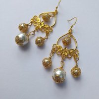 Прелестно нежни висящи обеци в стил Рококо с кристални перли и орнаментирана основа в цвят злато, снимка 12 - Обеци - 29750103