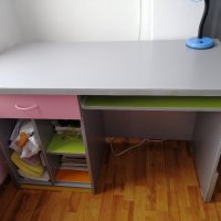 Детска стая. Изгодно обзавеждане за момиче. Легло, бюро и нощно шкафче , като нови, много запазени, снимка 4 - Спални и легла - 31812828