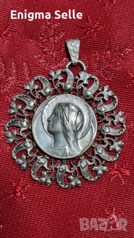 Vintage медальон с изображение на Дева Мария