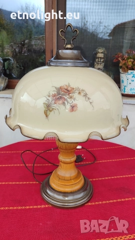 Красива голяма настолна лампа с голяма куполна стъкленица с флорални мотиви 