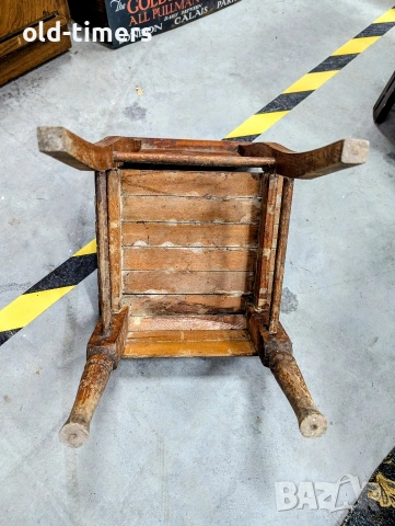 Винтидж комплект: Автентично малко столче и занаятчийска табуретка (1930-1950г.), снимка 4 - Антикварни и старинни предмети - 53277221