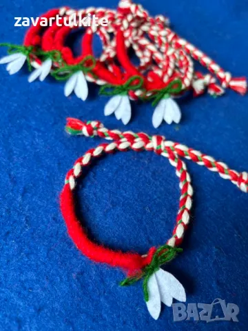Мартенички за ръка с вълна и кокиче от филц, снимка 3 - Подаръци за жени - 48695986