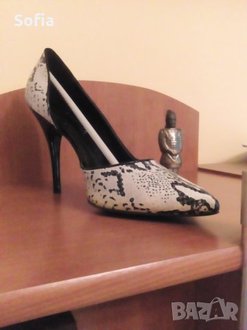 Дамски обувки бяло змийски принт №38 Нови на ток с над 30% отстъпка
