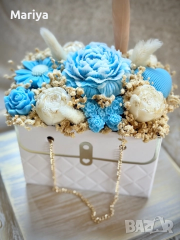 Букет с цветя от соев восък с аромат в син цвят  в чантичка , снимка 3 - Изкуствени цветя - 51642076