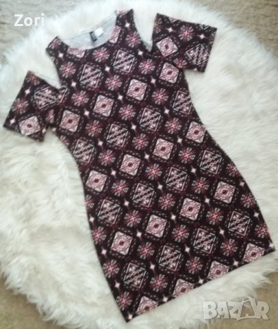 Рокля по тялото в червен-бордо пейсли принт и с отворени рамене , снимка 1