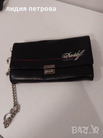 Разпродажба на дамски портмонета.