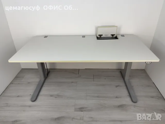 Бяло електрическо бюро с регулируема височина – VS Марка
