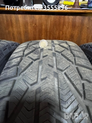 Зимни гуми 235/45/17, снимка 3 - Гуми и джанти - 51950584
