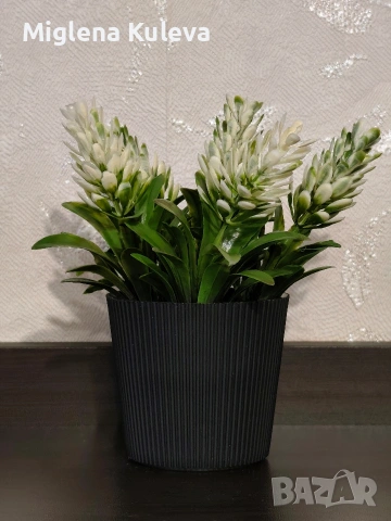 Мини саксийка с изкуствено цвете в Бяло