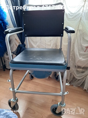 Инвалиден стол за тоалетна и баня, снимка 3 - Медицински, стоматологични - 53210616