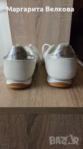 Дамски бели кецове
