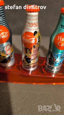 Coca Cola 100 години комплект бутилки, 10 мини алуминиеви бутилки с поставка, снимка 17 - Колекции - 51381111
