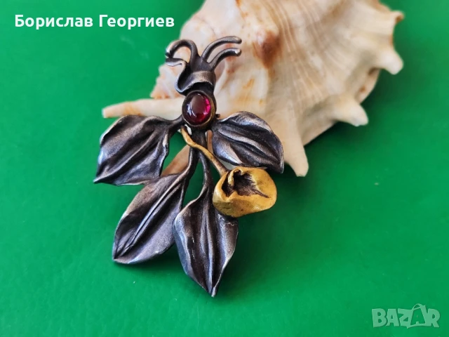 Сребърен медальон брошка с гранат 925